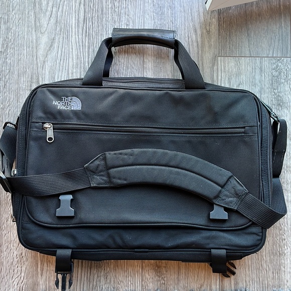 Northface Messenger Bag in Black with multiple compartments - Picture 8 of 8